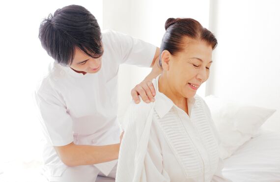 何気ない動作が気になる五十肩のお悩みもお任せください | 身体の根本改善を船橋で目指すいこいの森鍼灸整骨院