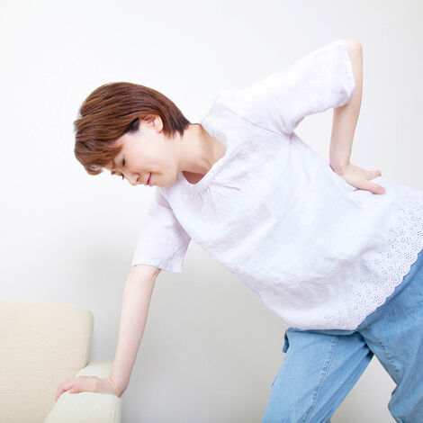 腰を痛めた女性